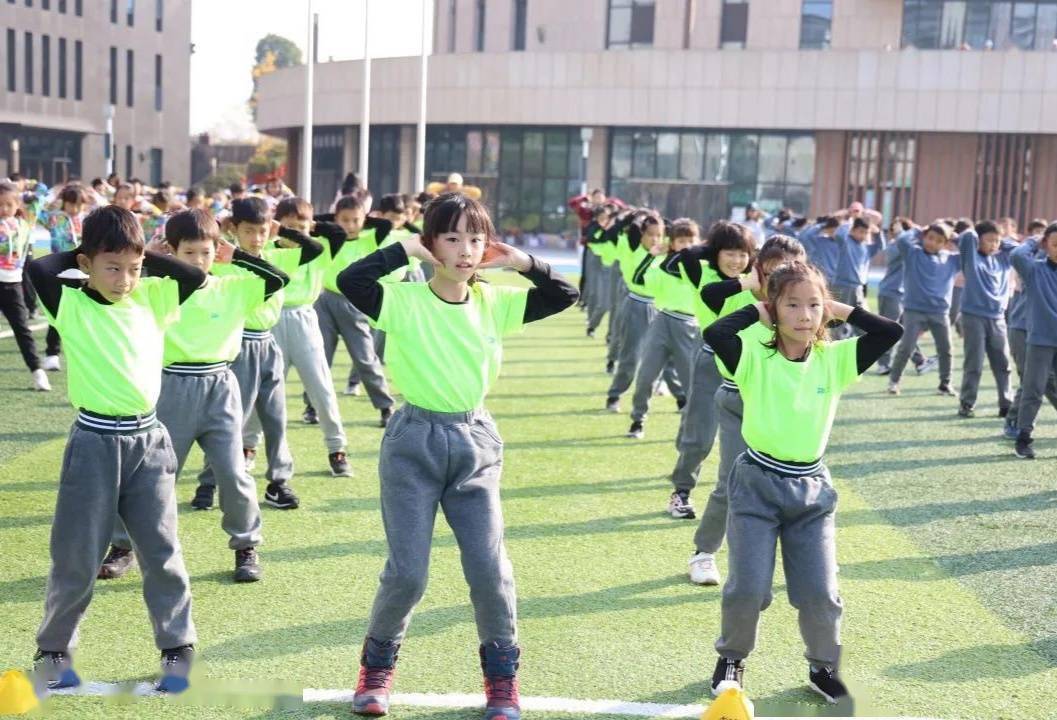 拔河比赛(央广网发 重庆巴蜀常春藤小学供图)接力魔方比赛(央广网发