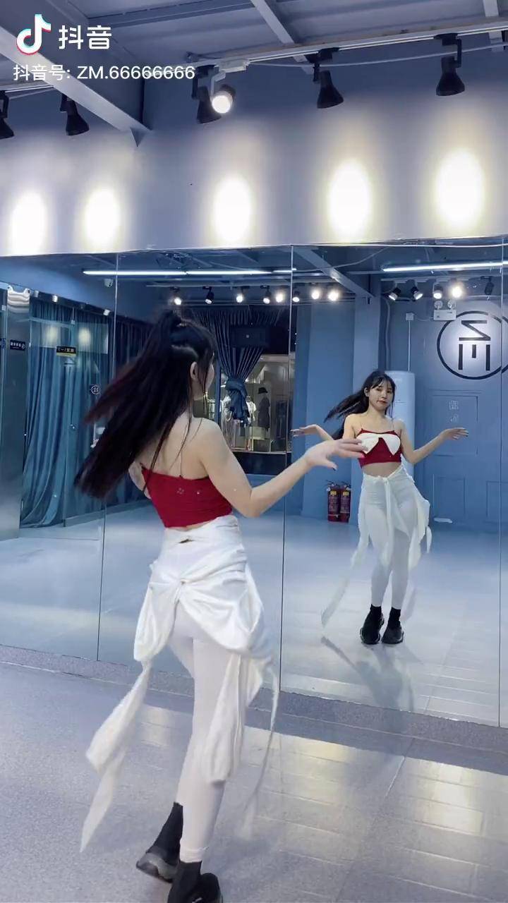 susie摆手摇摇舞