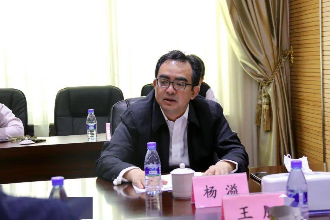 杨溢指出,共享车辆方便了市民的生活,但也存在管理不到位,乱停乱放等