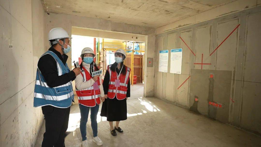 远洋万和方山望工地施工直播现场工程师摇头否定,并解释到圣戈班是