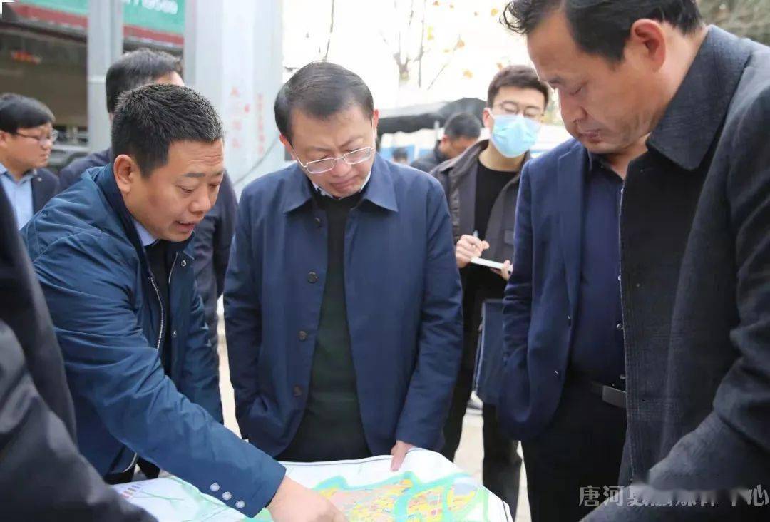 唐河县委书记贺迎对城市更新道路交通规划建设现场办公