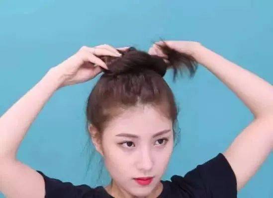 发辫长发妹妹不能错过的清爽丸子头教程！