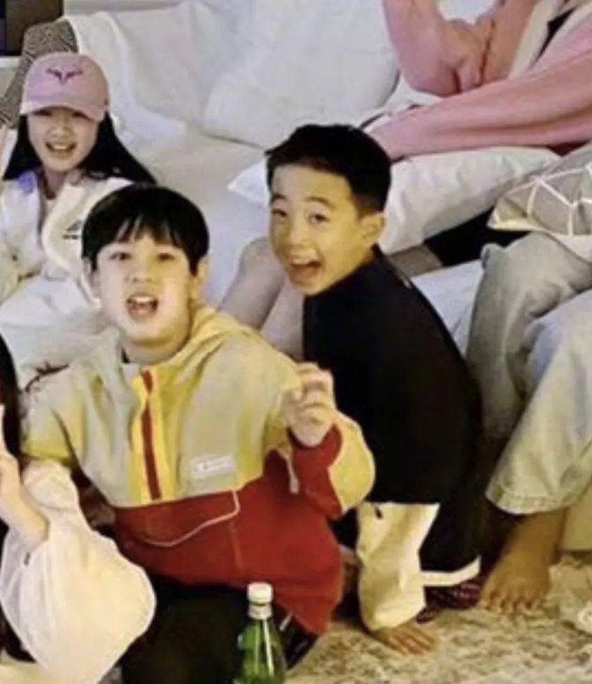 陈小春|吴尊晒《爸哪》三家重聚照！4年后萌娃长相变化大，杜江一家缺席...