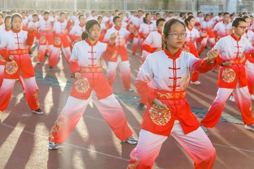 震撼!天津南开区实验学校:800人齐秀八段锦