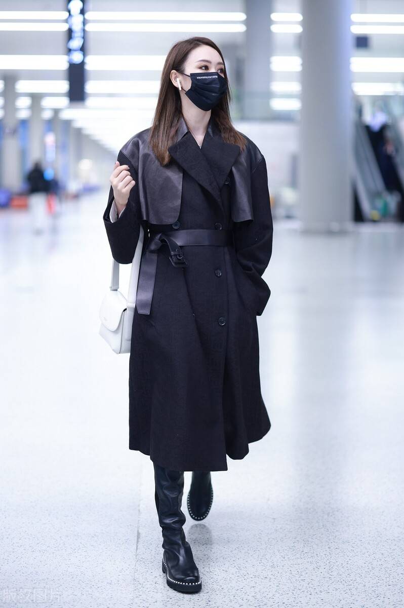 童瑶穿黑色收腰风衣脚踩黑色长靴简约高级