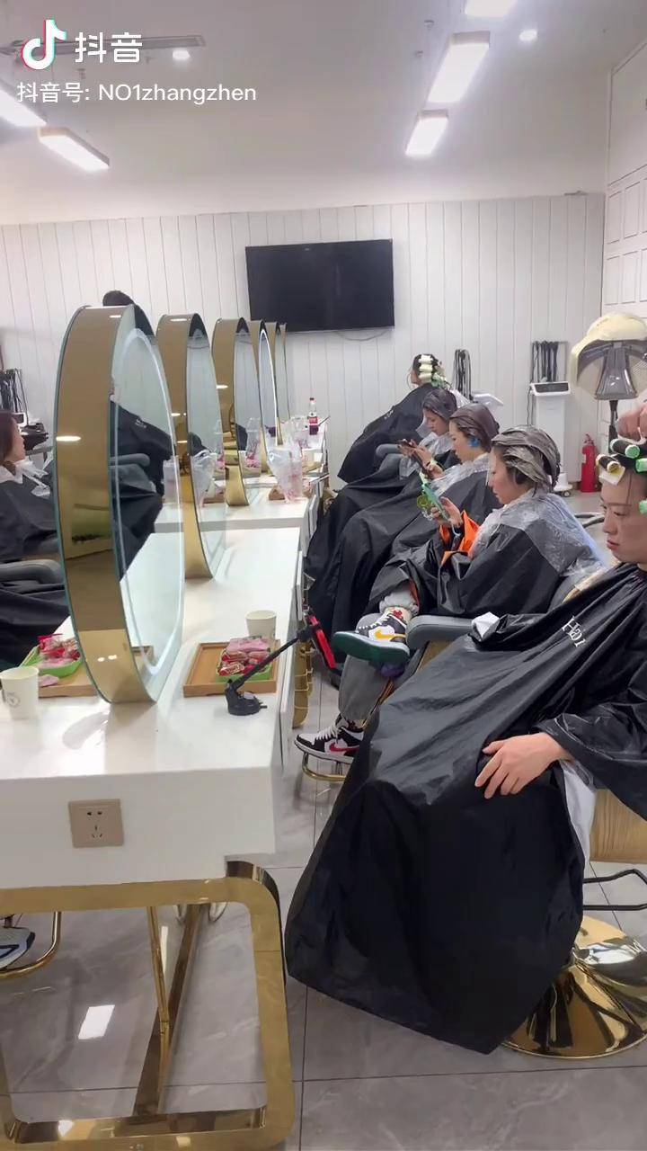 青岛最靠谱的发型师日常忙碌青岛最靠谱的美发店