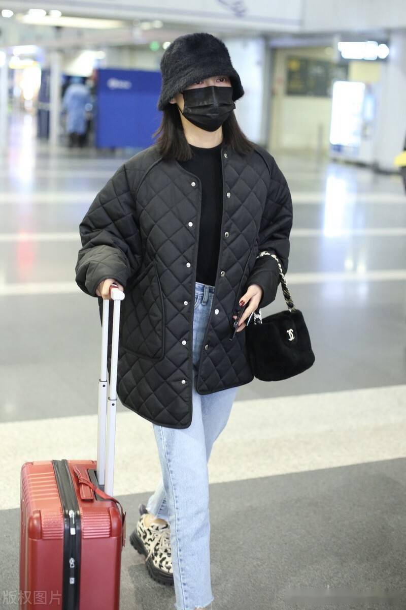 街拍:辛芷蕾穿棉服牛仔裤搭香奈儿小包精致又时尚_机场_上海_辛芷蕾