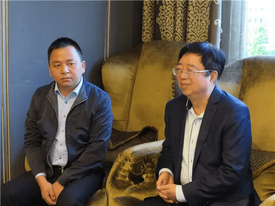 志愿军研究会会长邓穗(右一)与参会人员亲切交谈