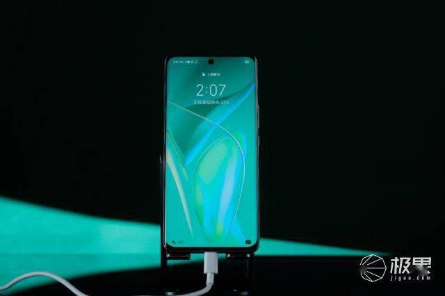 荣耀60 Pro上手体验：又帅又能打！支持AI手势隔空换镜，新一代Vlog神器售价2699起