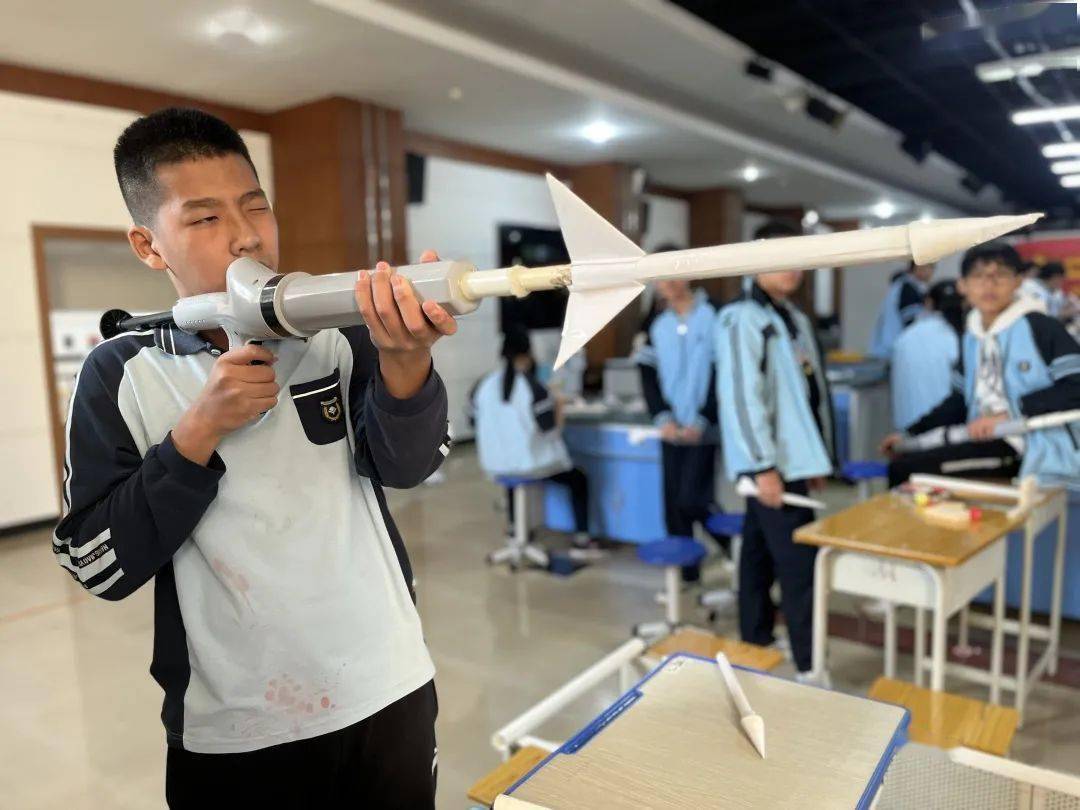 气弓箭02展评作品nnfls科技节是一个绽放科技魅力的舞台,让学生在自我