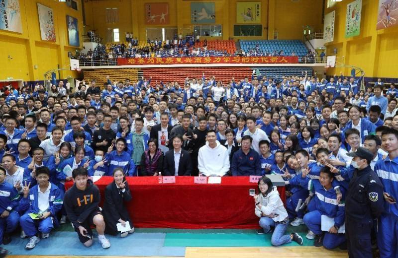 事情|不要經(jīng)常上網(wǎng)！“聯(lián)哥”華附開講，一句話逗笑全場