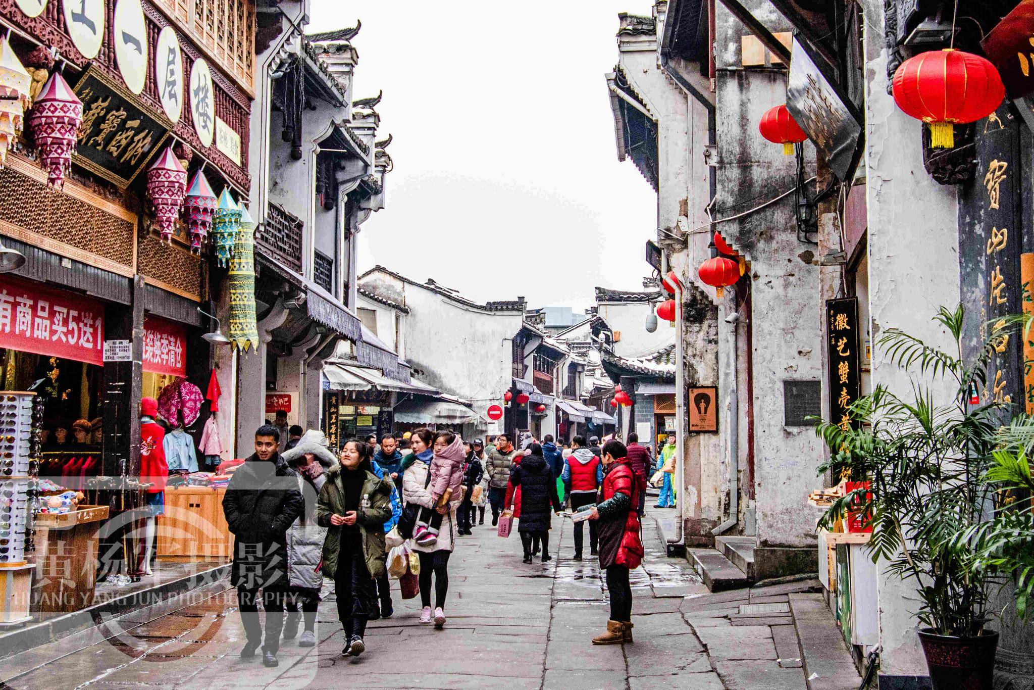 人口平方_中国人口最密集的小城,总面积仅191平方千米,山水美老街很繁华