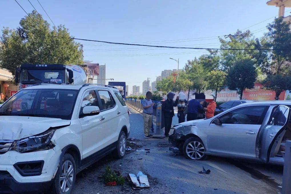 汕尾某路段发生车祸,撞成这样!