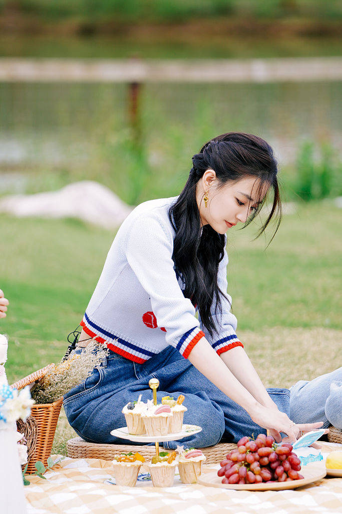 徐璐丸子头编发造型灵动俏皮 秀厨艺遛狗狗魅力十足