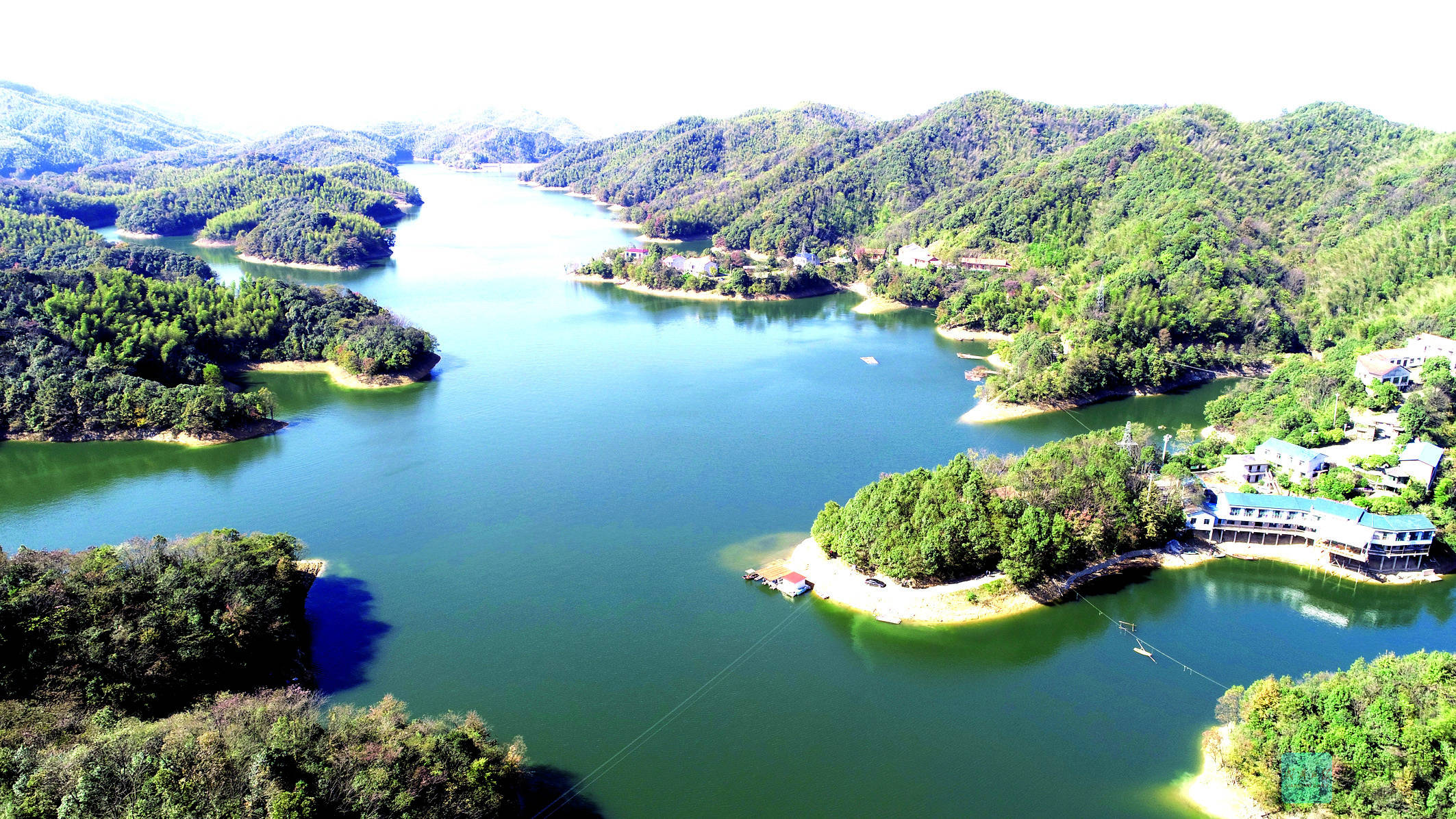 11月11日,无人机拍摄的嫦娥湖碧波荡漾,风景如画.