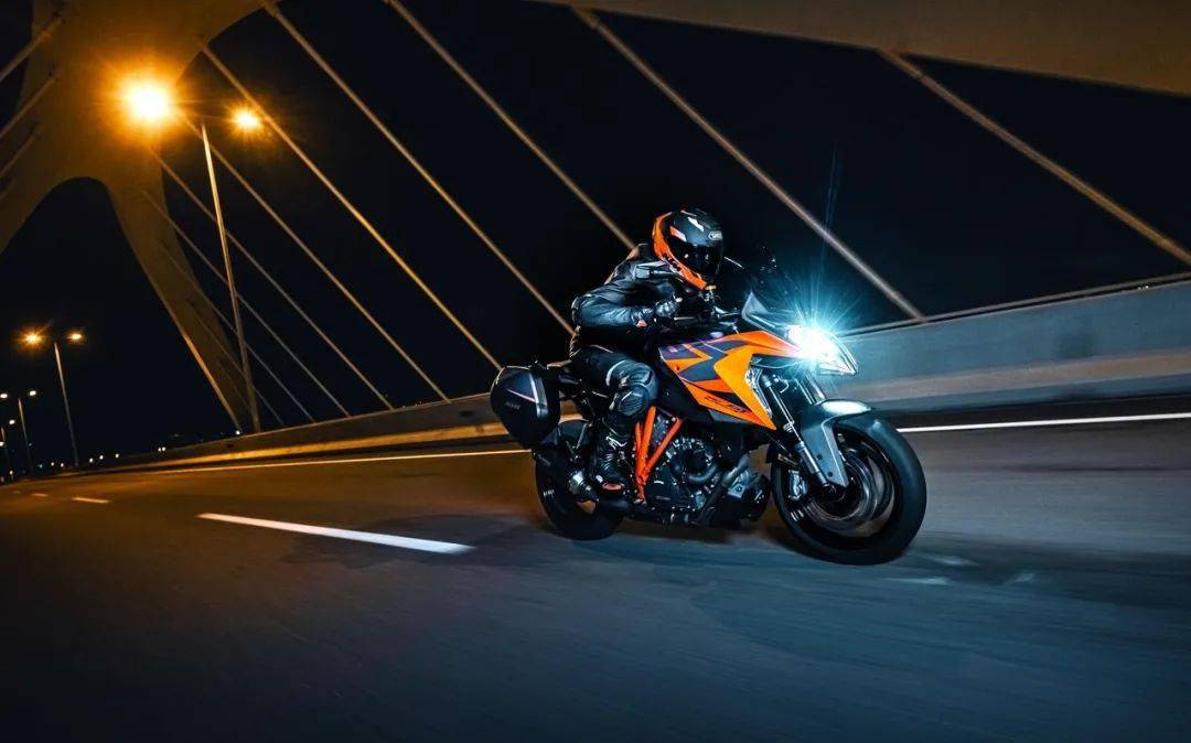 ktm 2022 運動旅行車 1290 super duke gt 戶外特寫_搜狐汽車_搜狐網