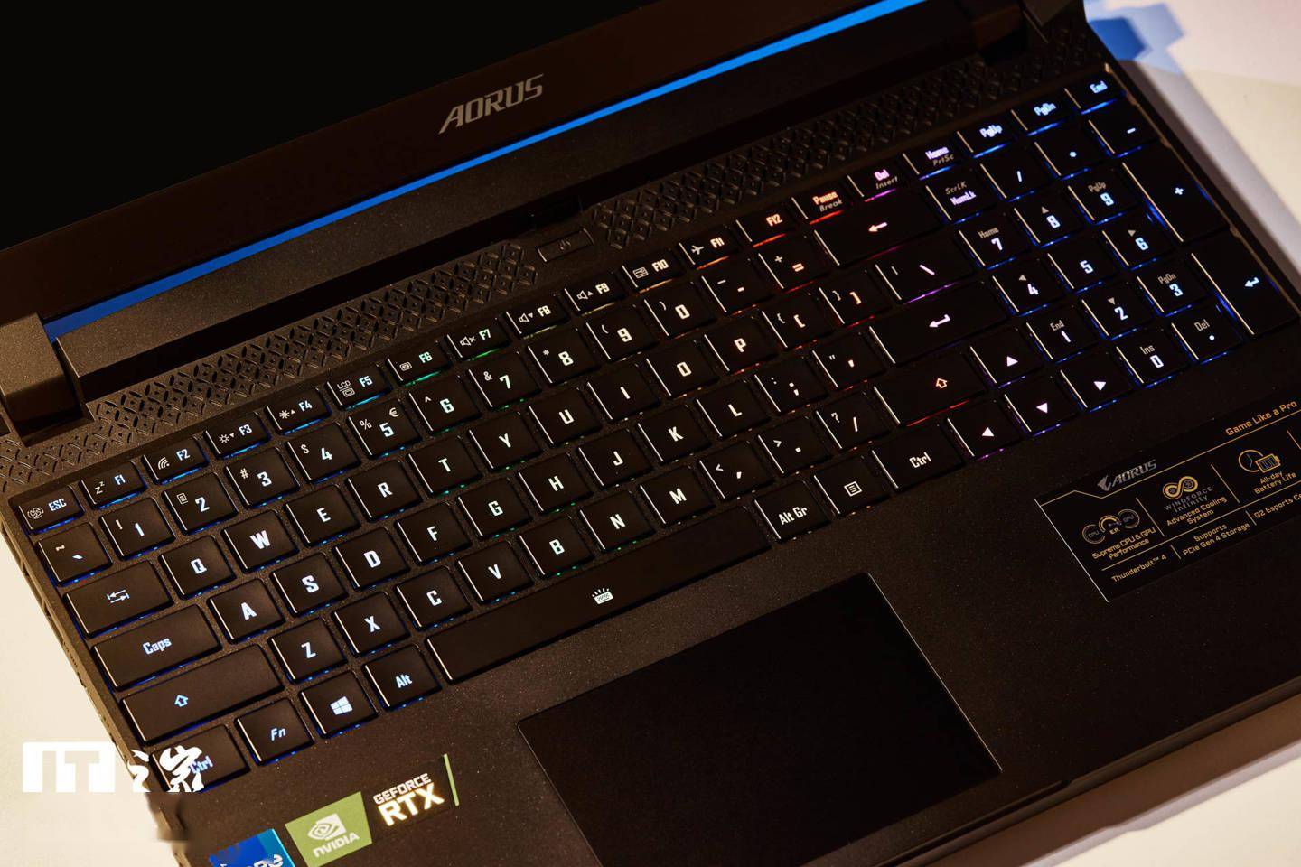 【IT之家开箱】11 代酷睿性能王者，技嘉 AORUS 15P XD 图赏