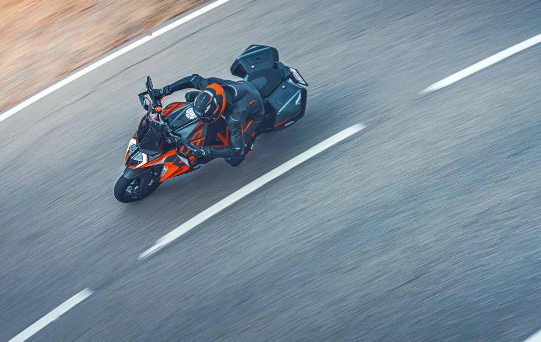 ktm 2022 運動旅行車 1290 super duke gt 戶外特寫