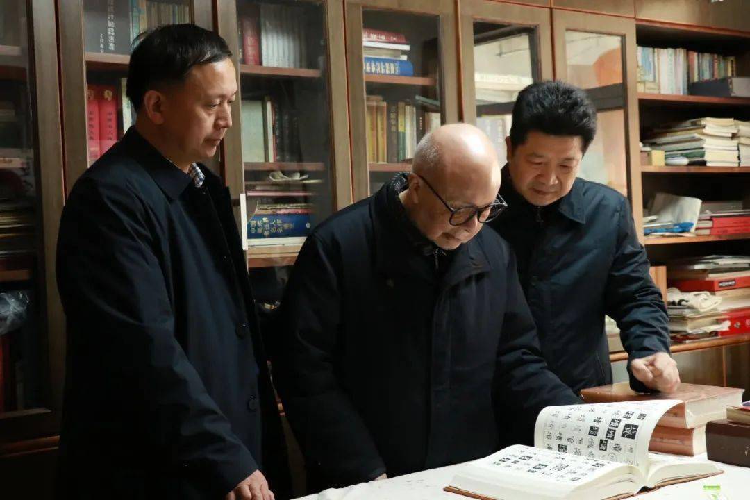 九十七岁著名书法家王超尘校友向学校赠送多本书法作品集