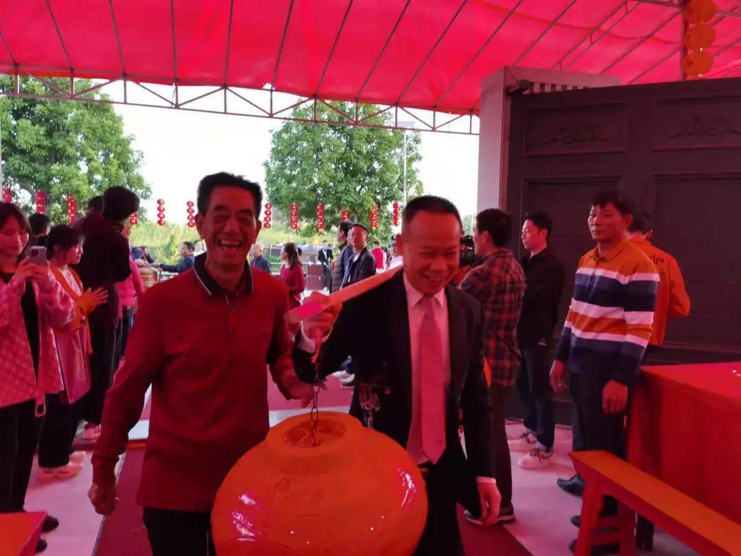 林永坚会长致辞,携全家人对各位嘉宾和亲戚朋友的莅临表示最热烈的