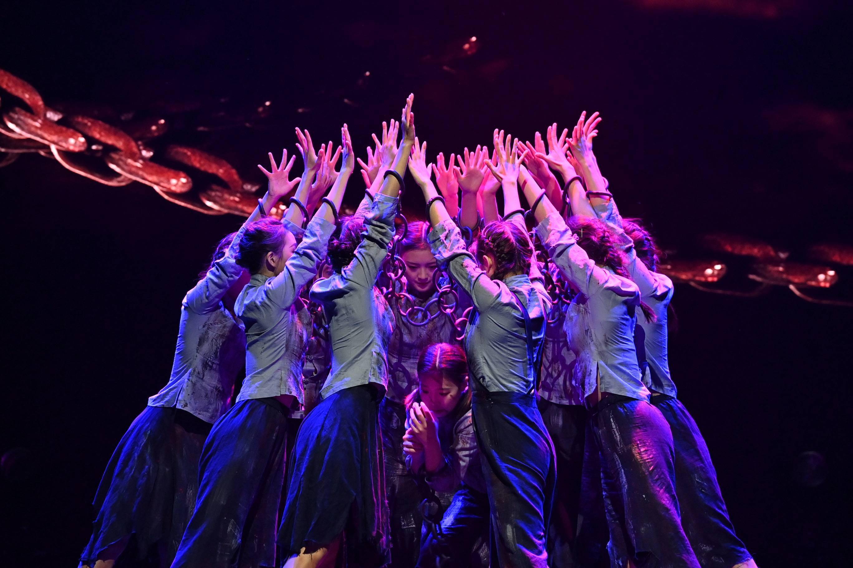 国内首部大型红色舞蹈诗《红岩红》进行试演