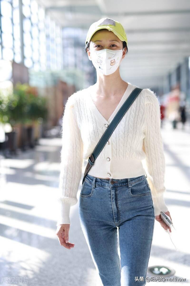 街拍倪虹洁白色绞花针织衫开视牛仔裤棒球帽简约气质