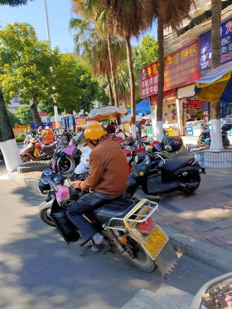 街拍丨钦州"最后"一批摩的佬,已经老了!你有多少年没有帮衬过了?