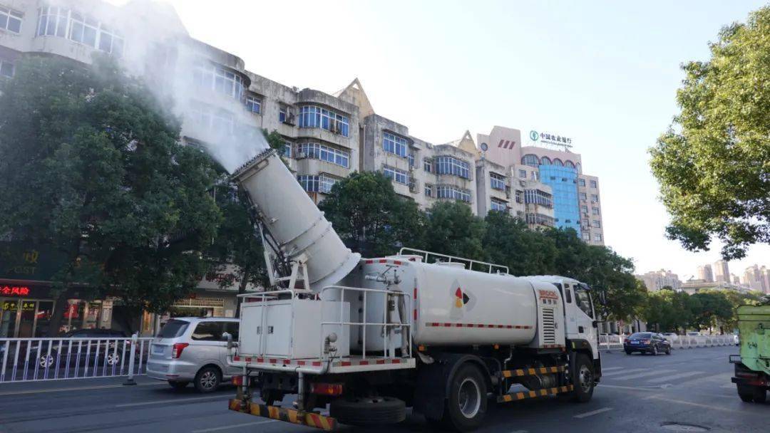 12月1日上午,记者在县城凤凰路看到,一辆喷雾降尘车正对路面上空进行
