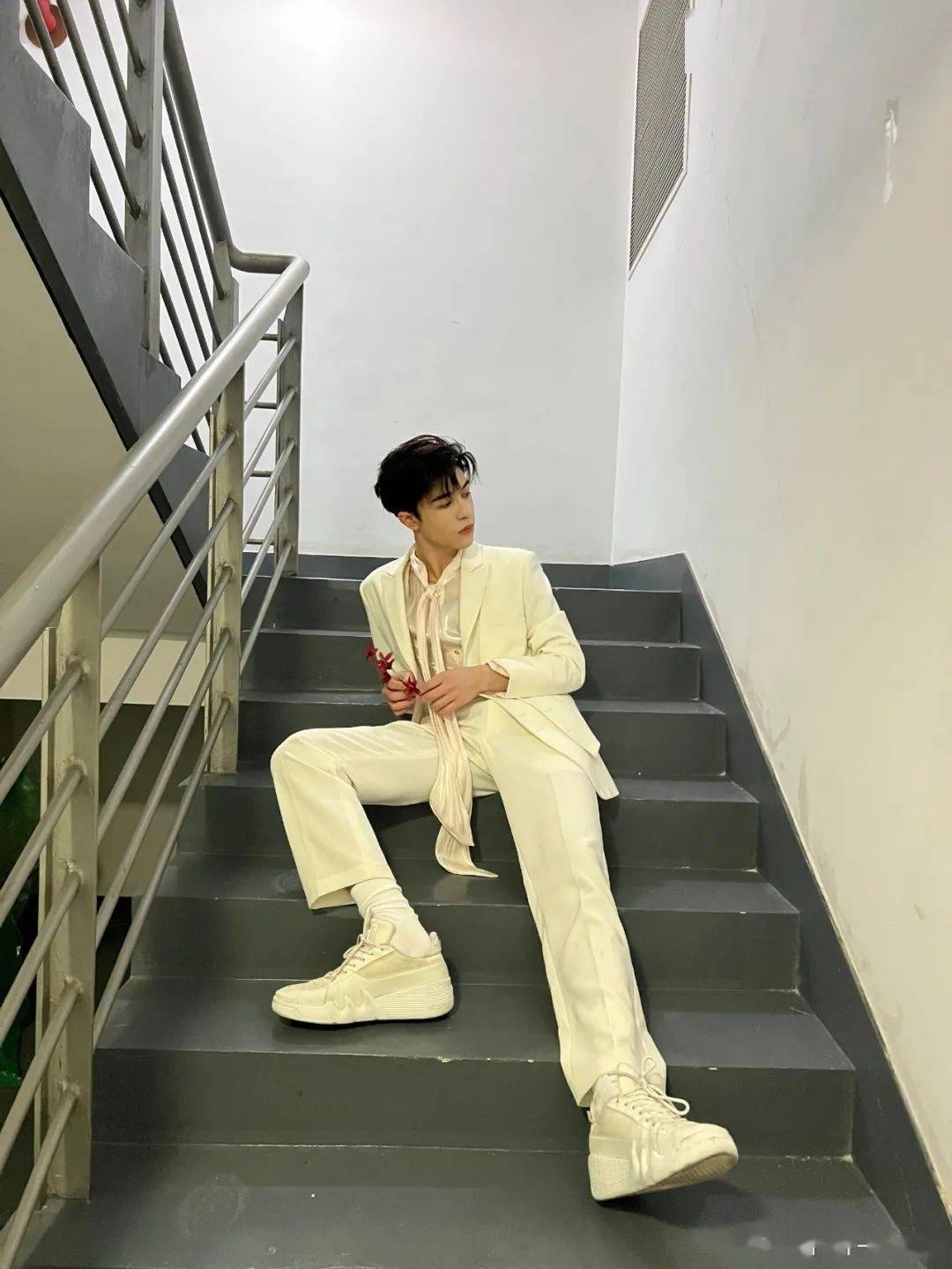 飘雪变装没看够快来get楼梯拍照新姿势