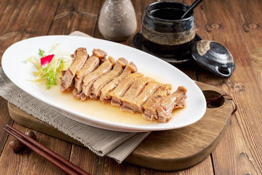 除了鸡之外鹅也可以白切是湛江的特色菜之一浸卤白切鹅的卤水十分重要