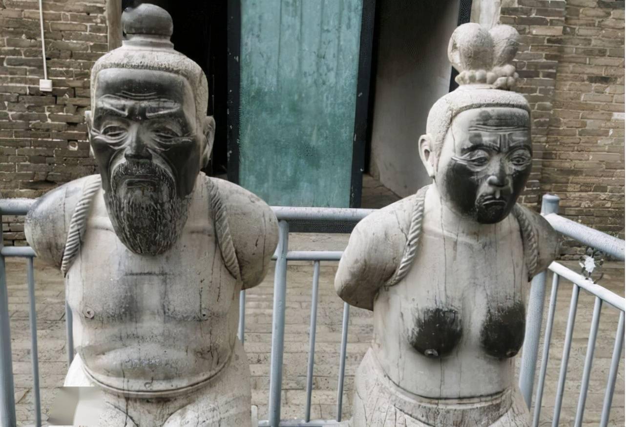 秦桧子孙中状元,路过岳飞墓时写下两句对联,成千古名句传诵至今