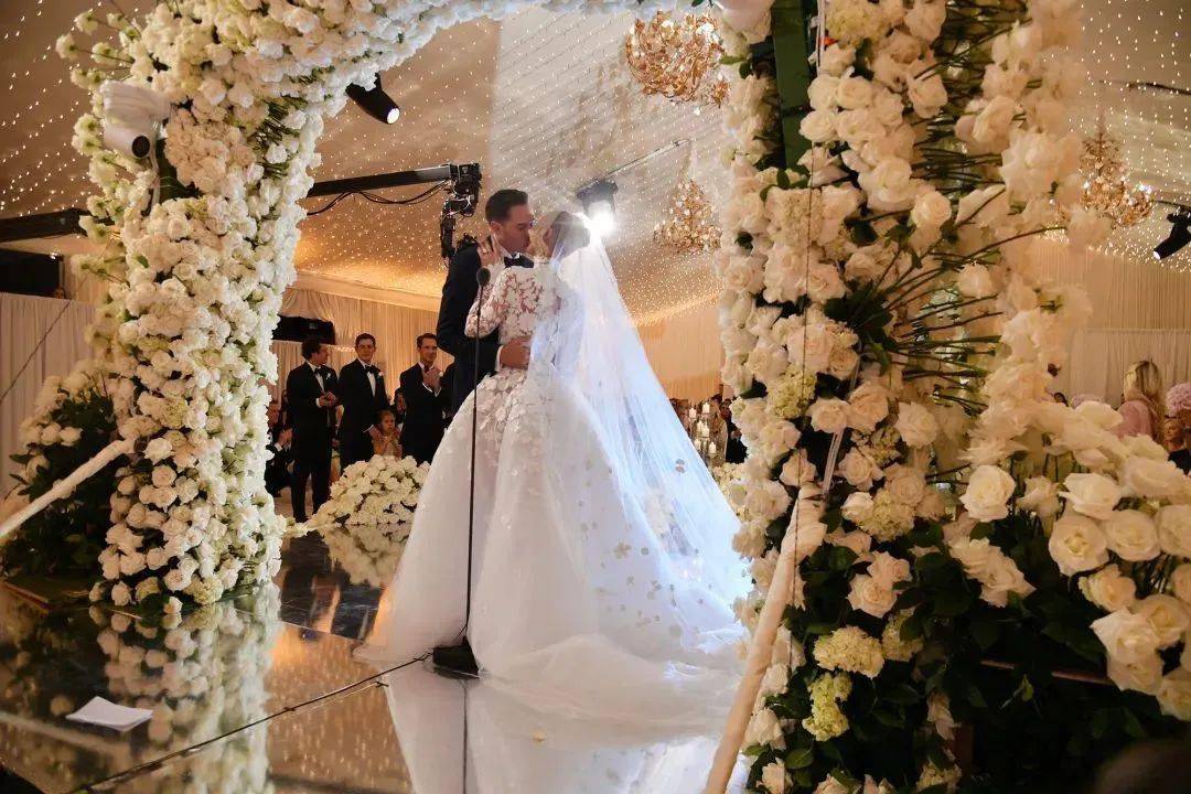 鸽了三次,终于和她的第二十三任男友结婚!