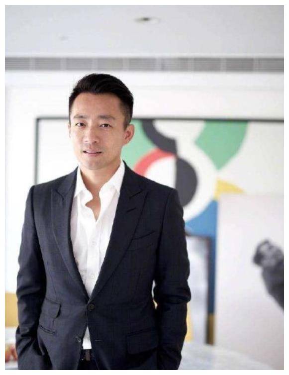 汪小菲在海南约会美女发现有人拍摄立马躲藏这么快就有新欢了