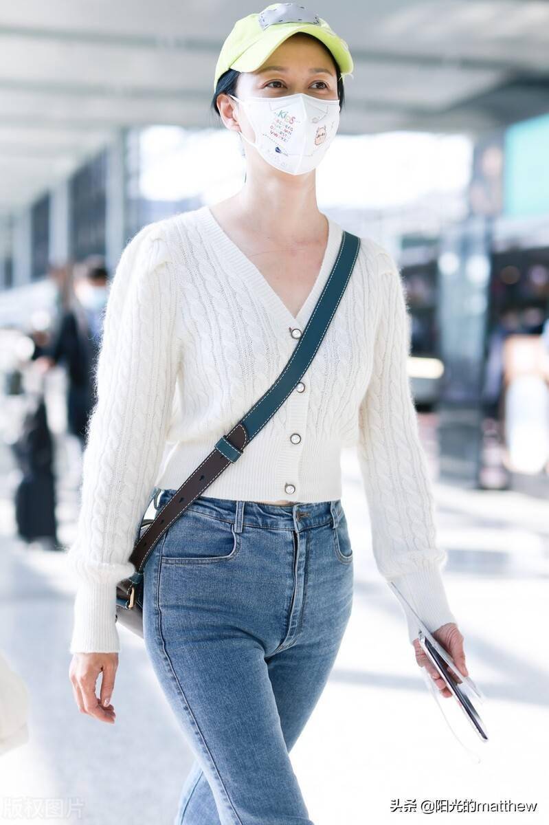 街拍倪虹洁白色绞花针织衫开视牛仔裤棒球帽简约气质