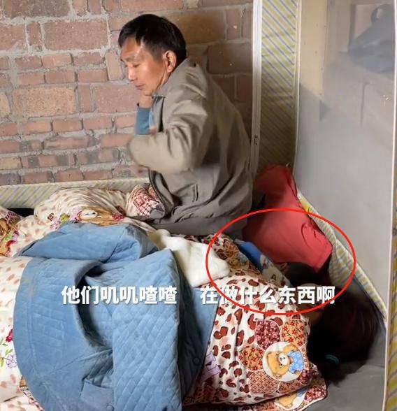 同床共枕力证一家人?满崽被父母夹在中间睡,细节却出卖了他们