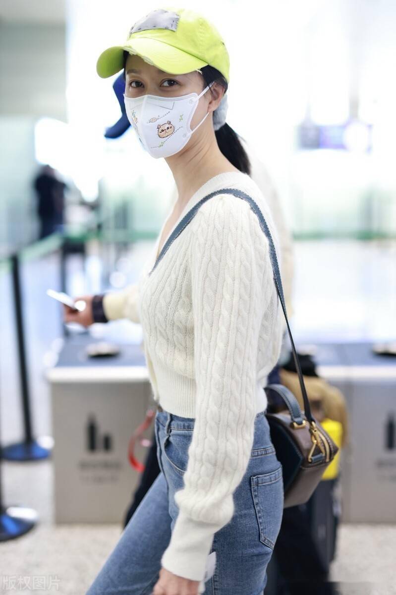 街拍倪虹洁白色绞花针织衫开视牛仔裤棒球帽简约气质