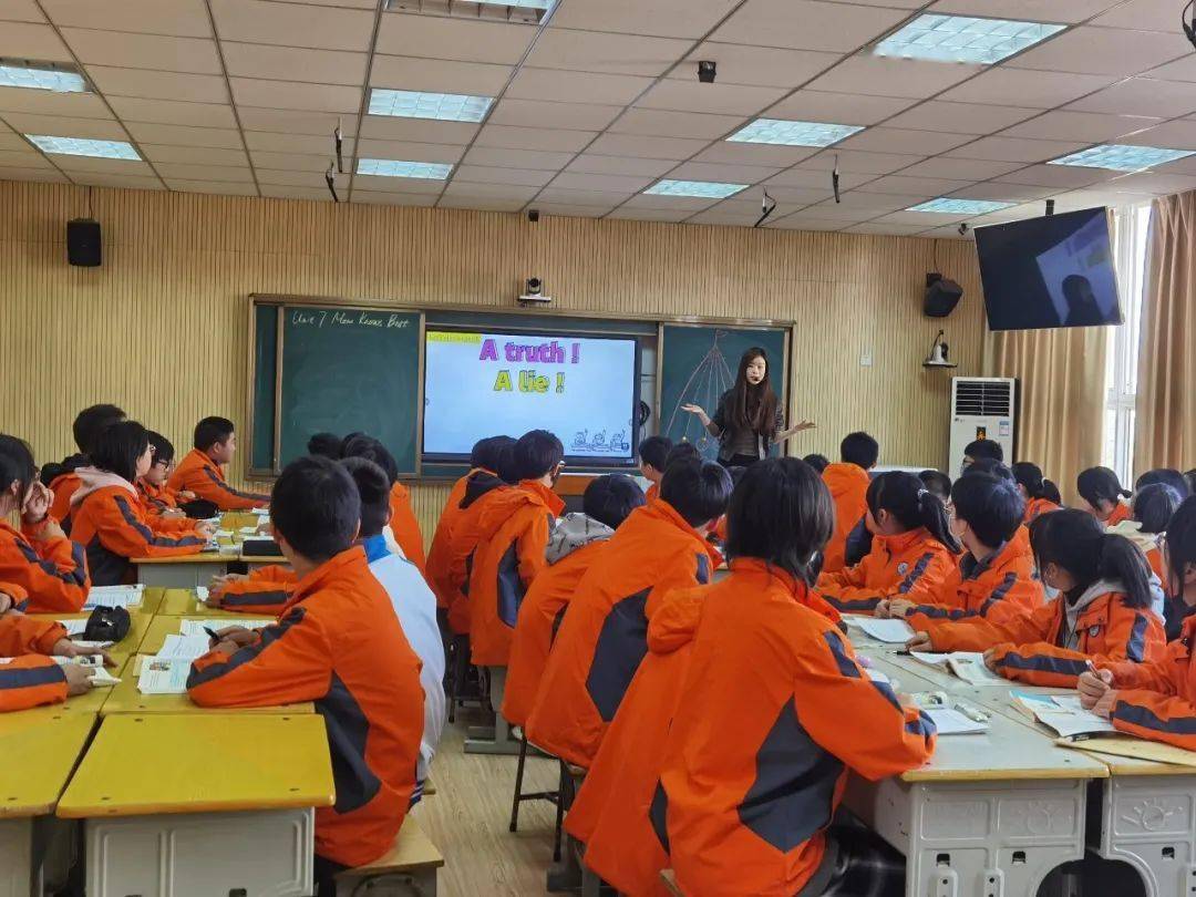宜昌市第五中学何炜琳老师执教宜昌市长江中学姚思琪老师执教课后,市