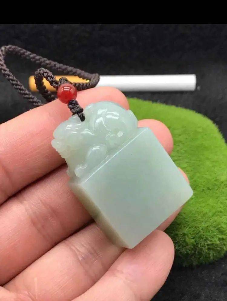 近些年来人们发现一种叫"美酒玉"的玉石这种奇特玉石呈海蓝色硬度在六