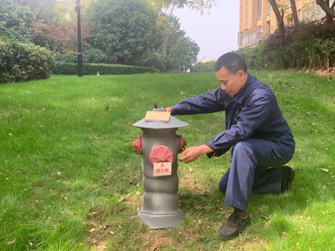 们不仅对各类供水管道,消防水管做好保暖防护,还给消防栓套上防冻罩
