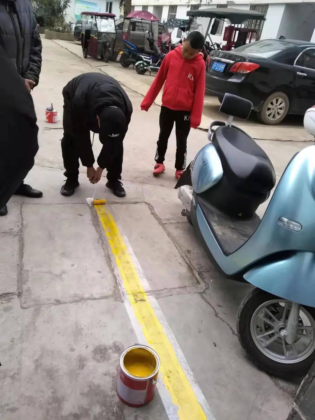 规画车位线,停车更有"范儿"_小区_宁馨_吴春丽