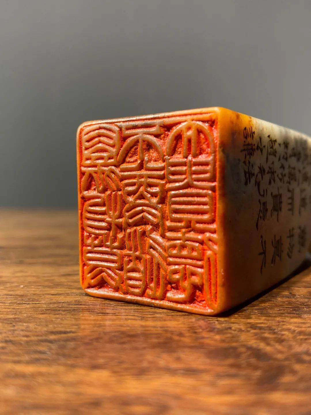 寿山石质地手感温润,白鹭銜鱼钮雕琢精美,技艺精湛,名家篆刻刚劲挺拔