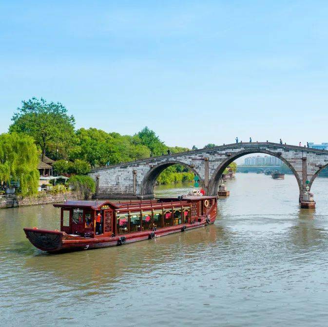 观光巴士有限公司和杭州钱航游船有限公司两家子公司,立足京杭大运河