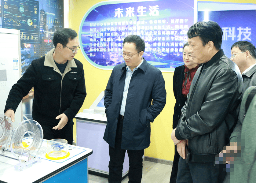 十点整,在办公楼校长室,刘见君与徐启发为芜湖市政协杨蓉(团队)委员