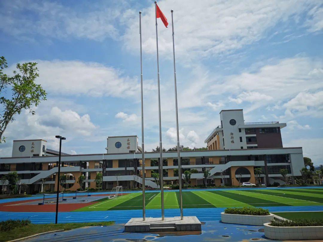 金古小学西北有七峰叠翠公园,沙阳乐园,东南有湿地公园,欢乐大世界 .