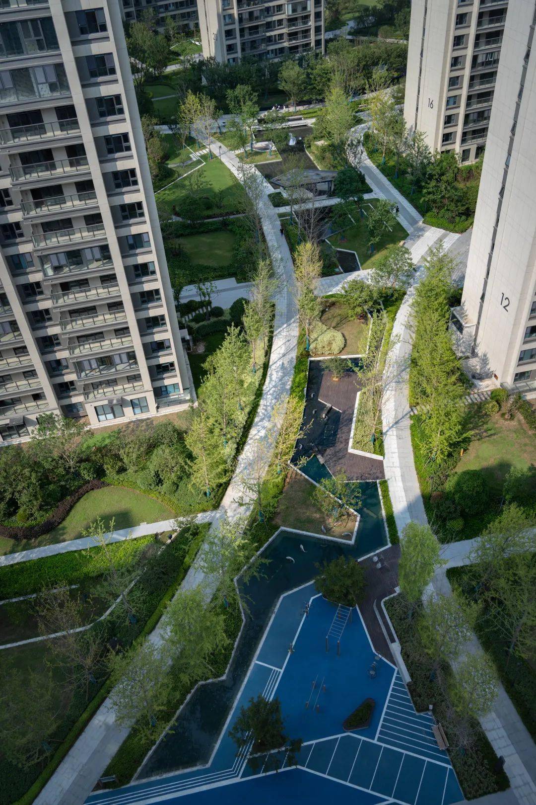 住进公园里l南京江与城大区