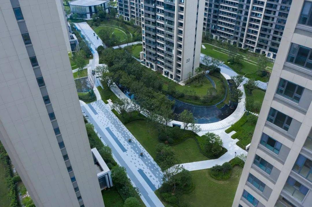 住进公园里l南京江与城大区