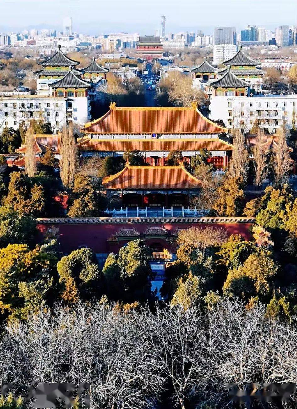 占地面积达23公顷,山高43米,景山公园是座环境优美的皇家园林,也是