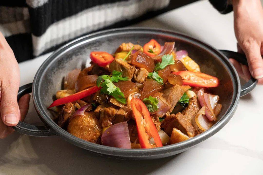 干锅带皮黄牛肉煲,牛腩煲任选,还有丰富配菜!人均10 就能拿下!