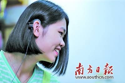 戴上人工耳蜗的晓婷.