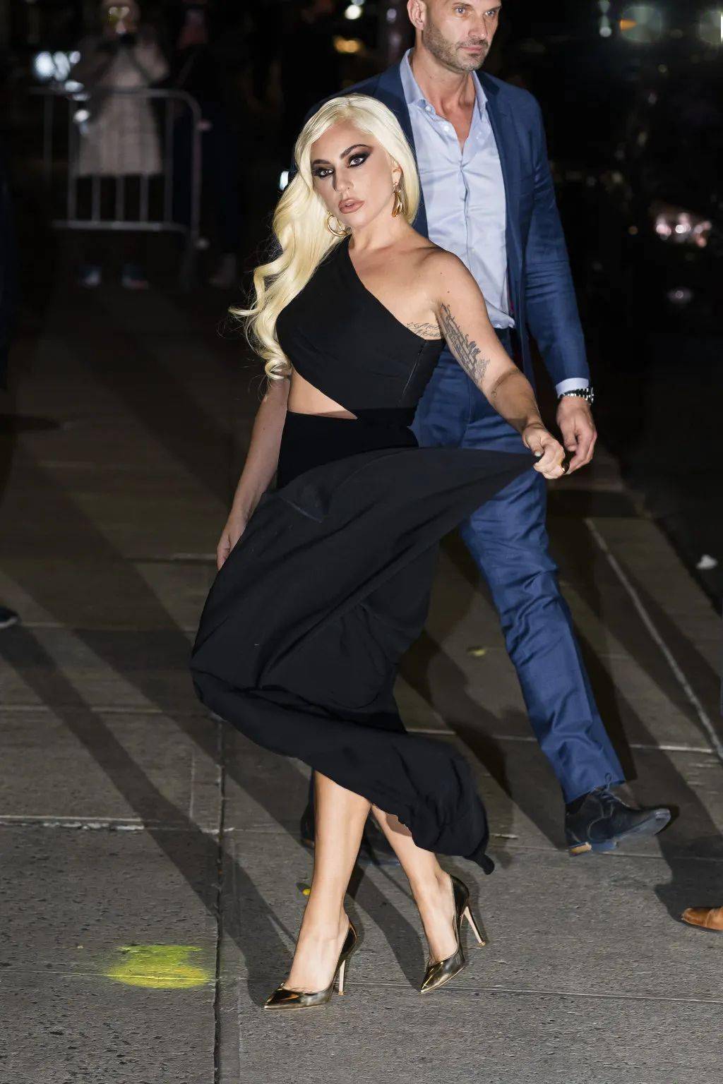 lady gaga的这条裙子来自valentino 2022春夏系列,由valentino1971